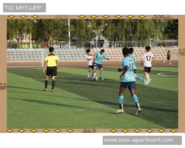 足球赛的足球在绿茵场上闪耀光芒展现团队精神与个人技艺的完美结合